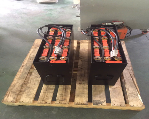 bao-quan-binh-ac-quy-xe-nang-khi-khong-su-dung