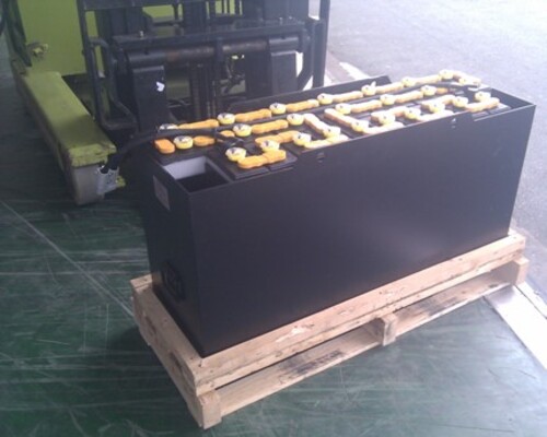 ac-quy-xe-nang-rocket