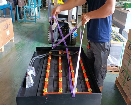 ac-quy-xe-nang-rocket-tai-Hue