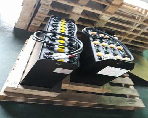 ac-quy-xe-nang-rocket