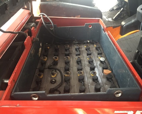 bao-duong-bao-tri-binh-ac-quy-xe-nang-dien