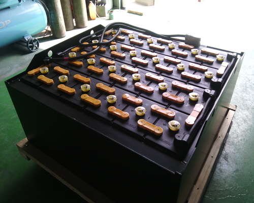 bao-tri-ac-quy-xe-nang-rocket