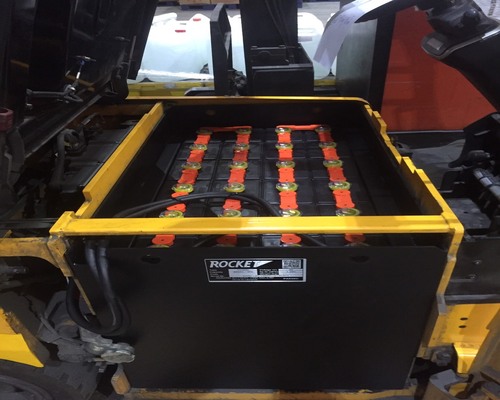 bien-phap-an-toan-khi-sac-binh-ac-quy-xe-nang