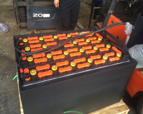 cac-bien-phap-an-toan-khi-su-dung-binh-ac-quy-xe-nang