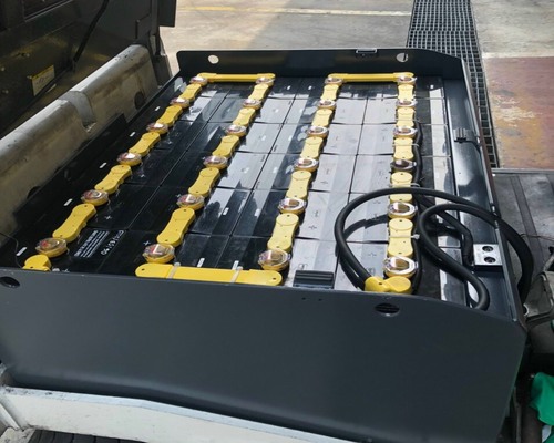 binh-ac-quy-xe-nang-chi-axit-so-voi-ac-quy-xe-nang-lithium