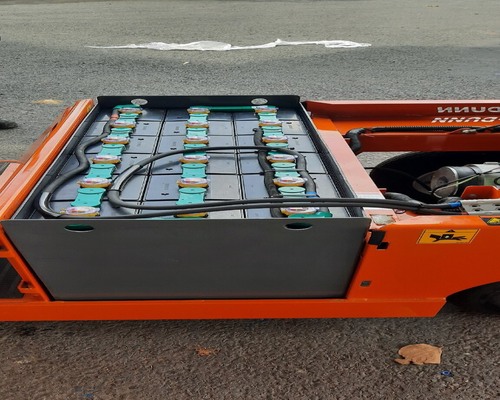 binh-ac-quy-xe-nang-rocket-tai-Hue