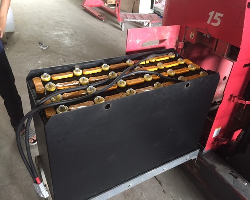 ac-quy-xe-nang-rocket