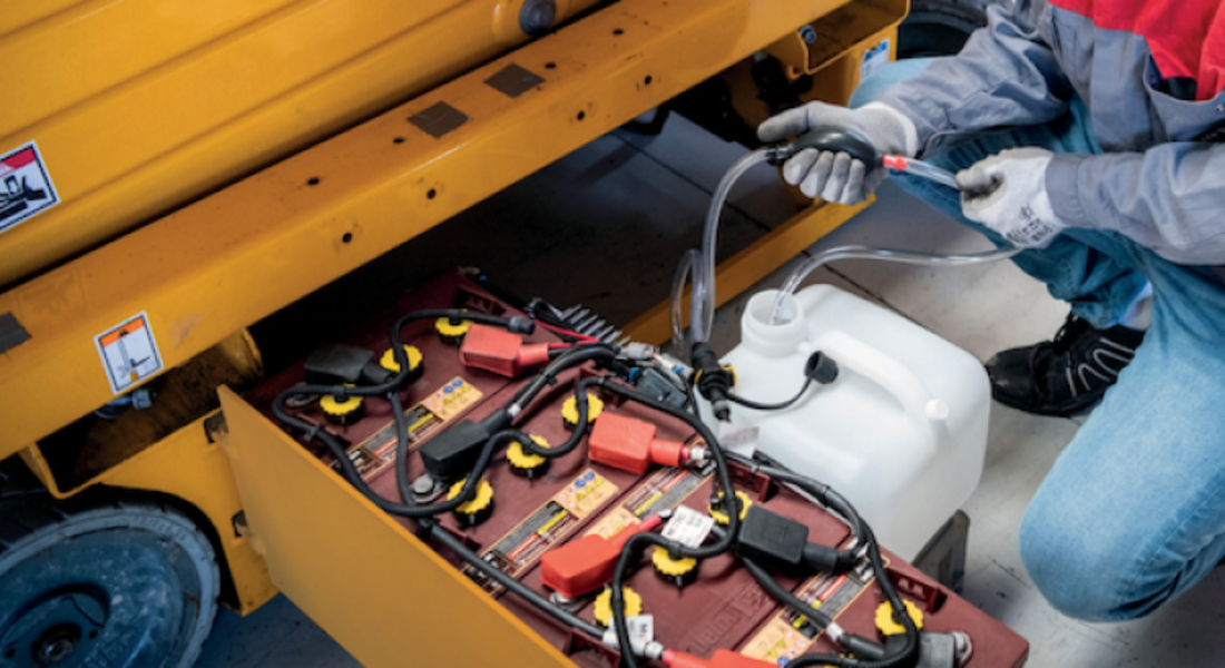 nuoc-cat-cham-binh-ac-quy-xe-nang