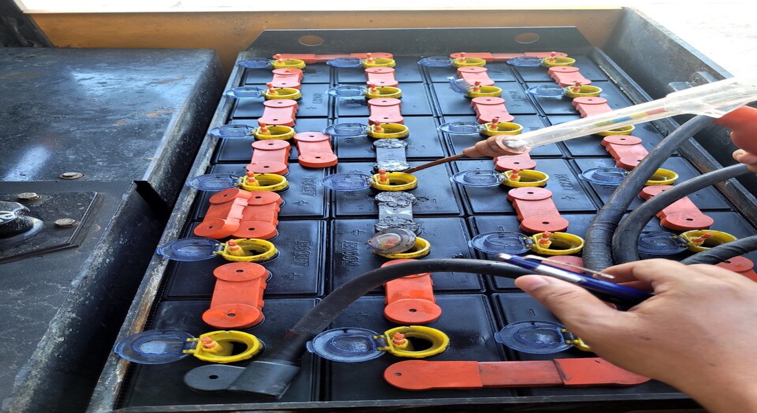 nuoc-cat-cham-binh-ac-quy-xe-nang