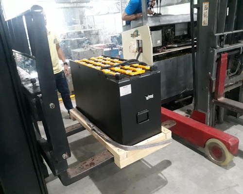 so-sanh-ac-quy-xe-nang-chi-axit-va-ac-quy-lithium