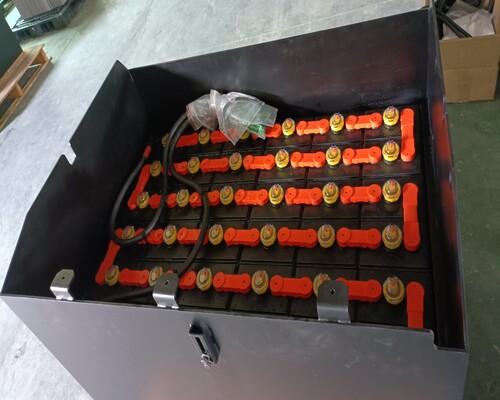 so-sanh-ac-quy-xe-nang-rocket-voi-thuong-hieu-khac