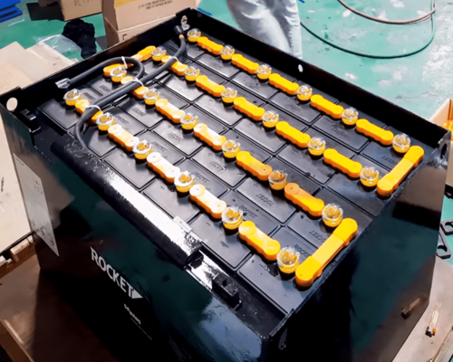 tuong-lai-ac-quy-xe-nang-rocket