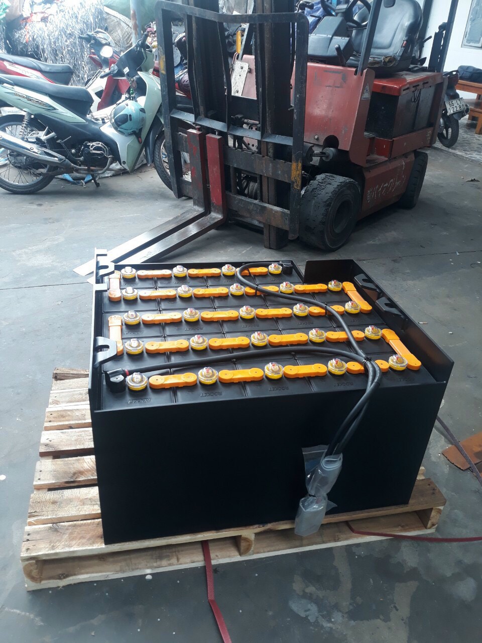 binh dien xe nang rocket tai binh duong